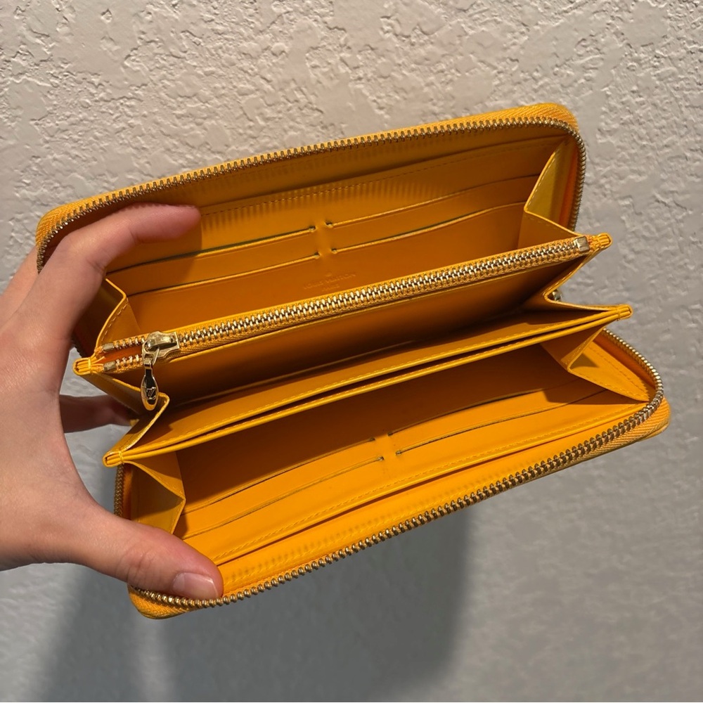 Louis Vuitton Continental Vernis
Yellow Zip Wallet - Picture 4 of 16